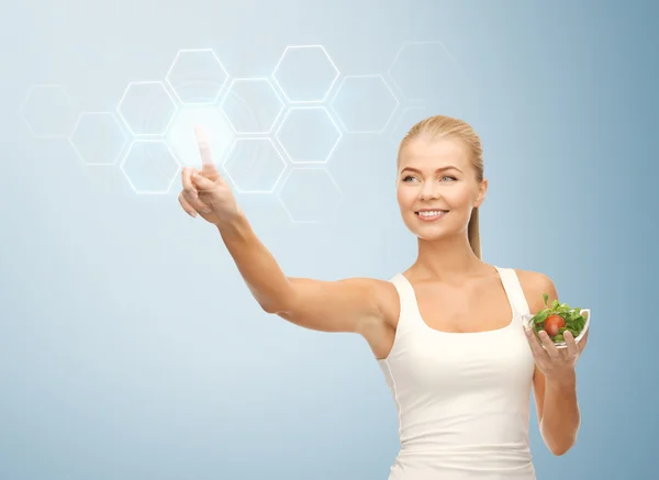 Donna con insalata e schermo virtuale — Foto Stock