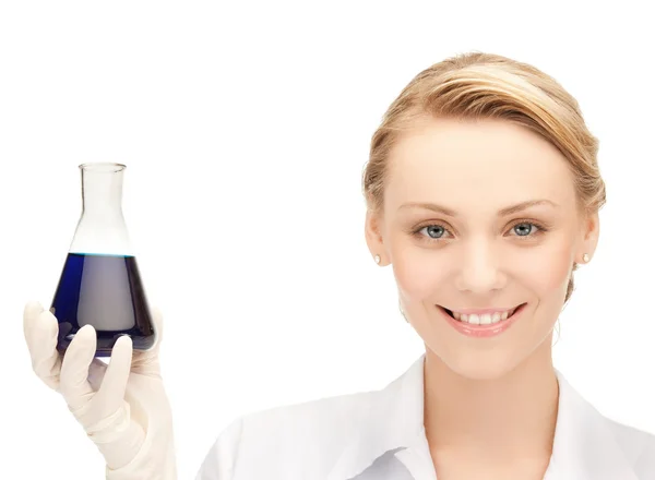 Női kémikus holding-izzó, vegyi anyagok — Stock Fotó