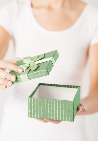 Mains de femme avec boîte cadeau — Photo