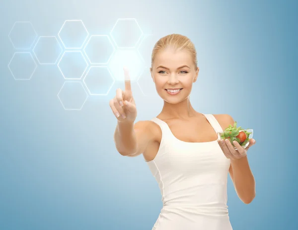 Женщина с салатом и виртуальным экраном — стоковое фото