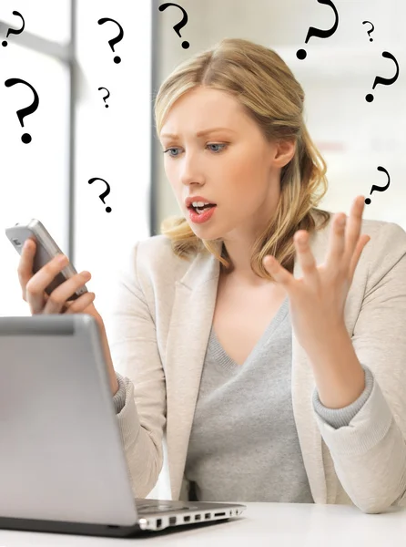 Confused woman with cell phone — Stock Photo, Image