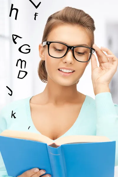 Frau mit Brille liest Buch — Stockfoto