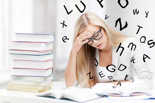 Estudiante con libros y notas — Foto de Stock