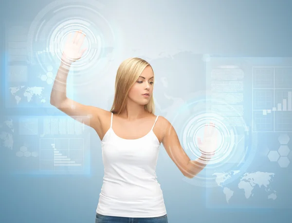 Affärskvinna röra virtuella skärmen — Stockfoto