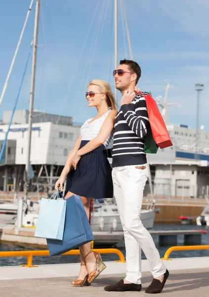 Giovane coppia in duty free shopping bags — Foto Stock