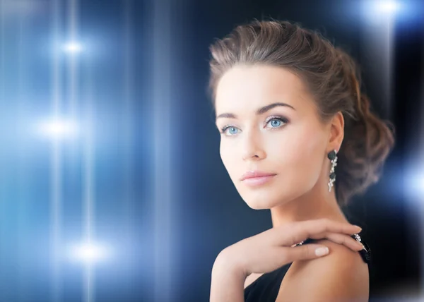 Mujer con pendientes de diamantes — Foto de Stock