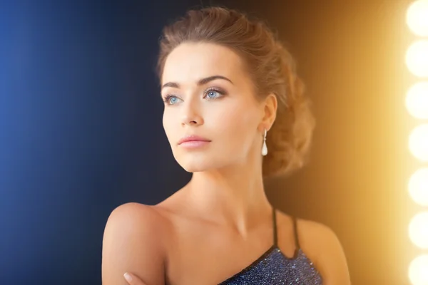 Mujer con pendientes de diamantes — Foto de Stock