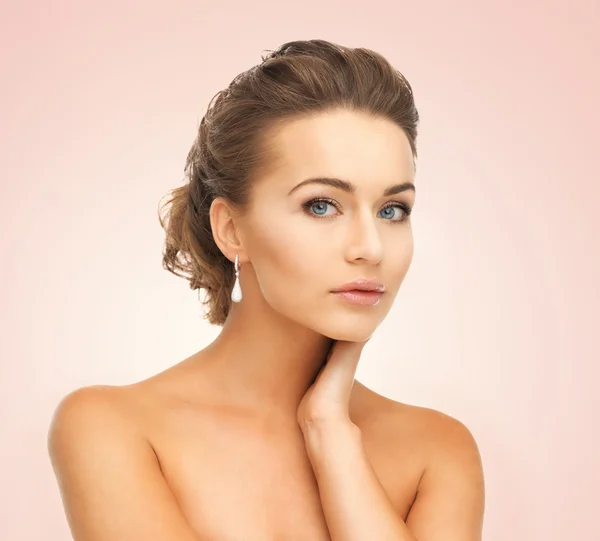 Mujer con pendientes de diamantes — Foto de Stock