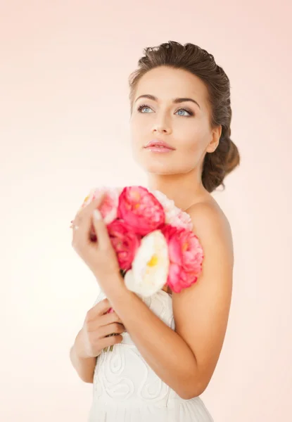 Kobieta z bukietem kwiatów — Zdjęcie stockowe