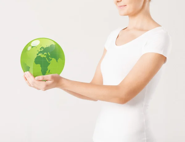 Femme tenant globe de la sphère verte — Photo
