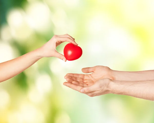 Vrouw en man handen met hart — Stockfoto