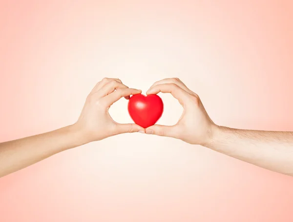 Vrouw en man handen met hart — Stockfoto