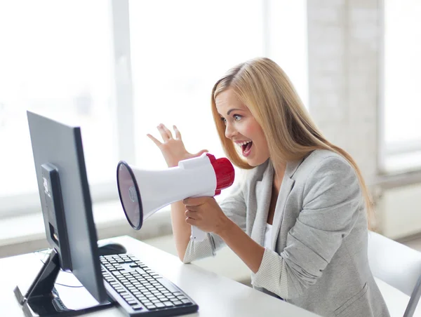 Сумасшедшая деловая женщина кричит в мегафон — стоковое фото