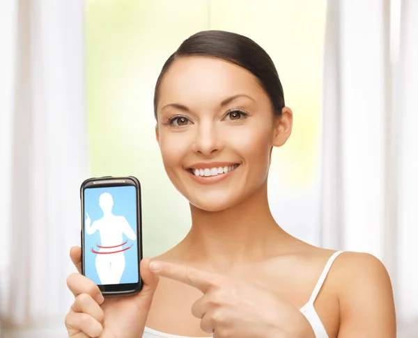 Žena ukazuje na smartphone s aplikací — Stock fotografie