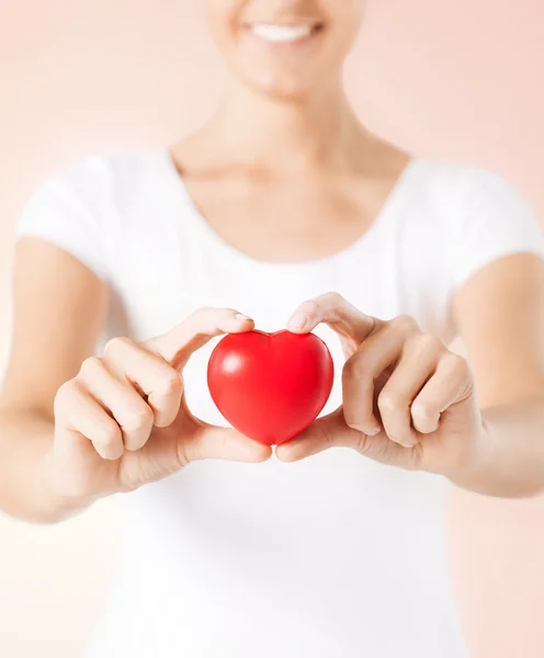 Vrouw handen met hart — Stockfoto