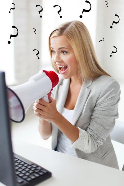 Gek zakenvrouw schreeuwen in megafoon — Stockfoto