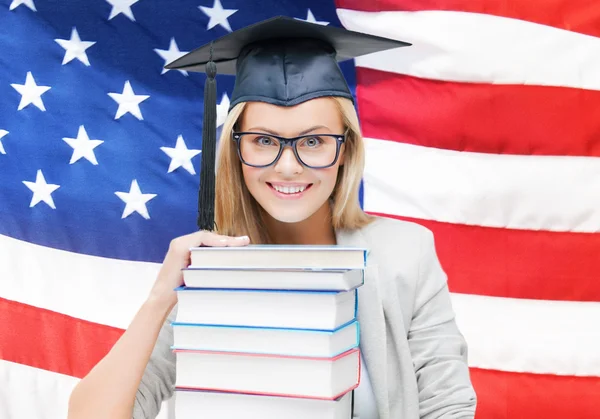 Estudiante en gorra de graduación — Foto de Stock