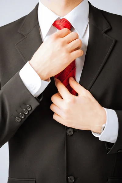 Hombre ajustando su corbata — Foto de Stock