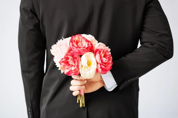 Uomo Nascondere Bouquet di Fiori — Foto Stock