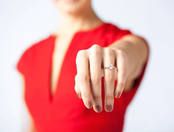 Woman showing wedding ring on her hand — Stock Photo, Image