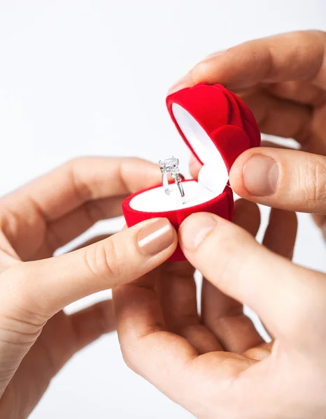 Casal com anel de casamento e caixa de presente — Fotografia de Stock