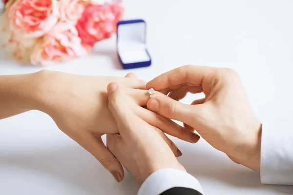 Hombre poniendo anillo de boda en la mano de la mujer — Foto de Stock