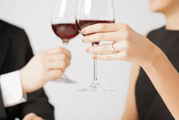 Couple fiancé avec verres à vin — Photo