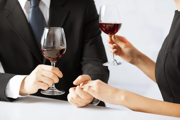 Pareja comprometida con copas de vino — Foto de Stock