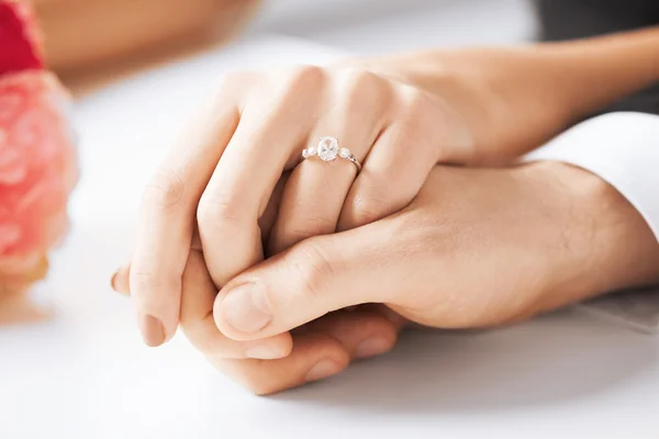Hombre y mujer con anillo de boda —  Fotos de Stock