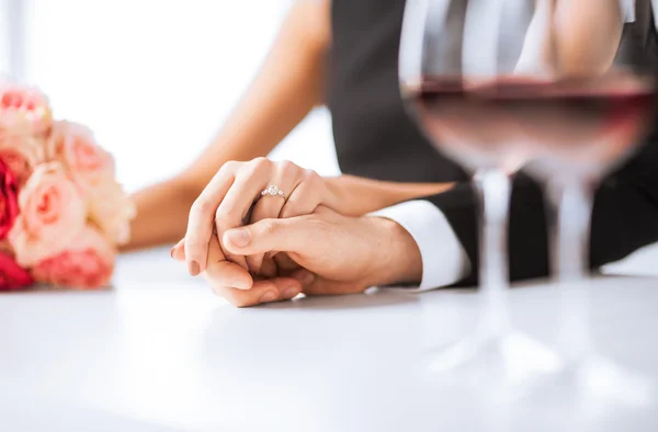 Couple fiancé avec verres à vin — Photo