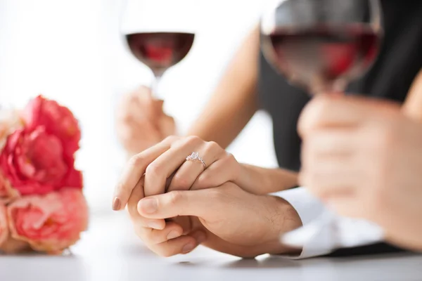 订婚的情侣与葡萄酒杯 — 图库照片