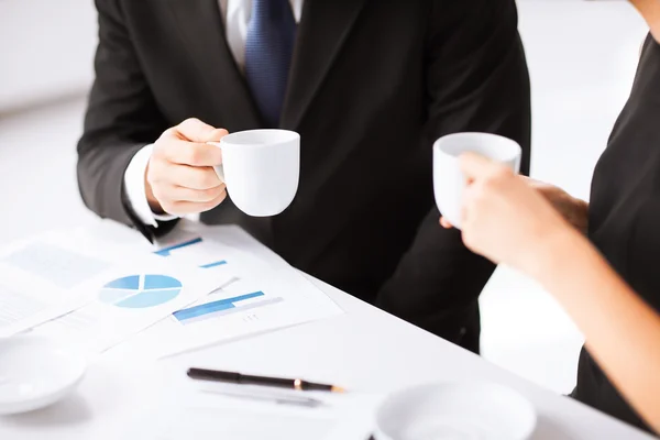 Vrouw hand ondertekenen contract papier — Stockfoto