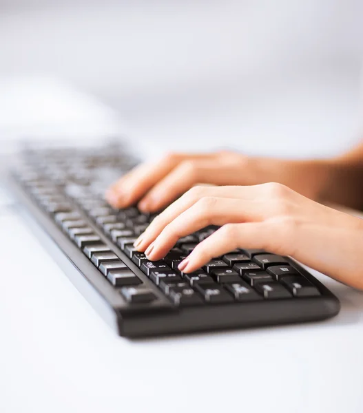 Женские руки печатающие на клавиатуре — стоковое фото