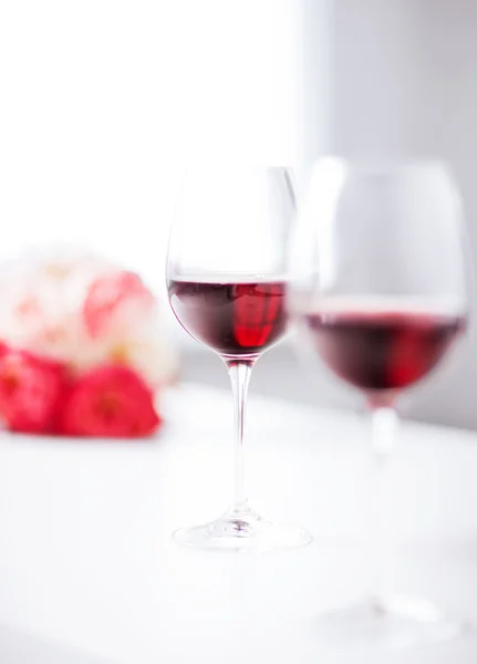 Copas de vino sobre la mesa en el restaurante — Foto de Stock