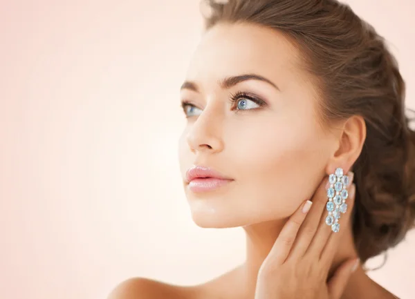 Woman wearing shiny diamond earrings — Stock Photo, Image