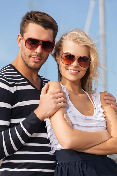 Feliz joven pareja en el puerto — Foto de Stock