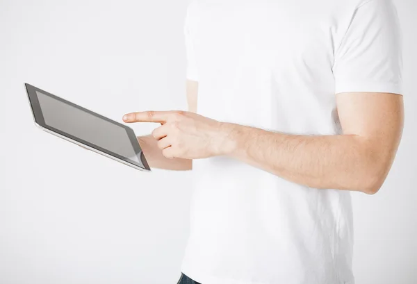 Mann mit Tablet-PC — Stockfoto