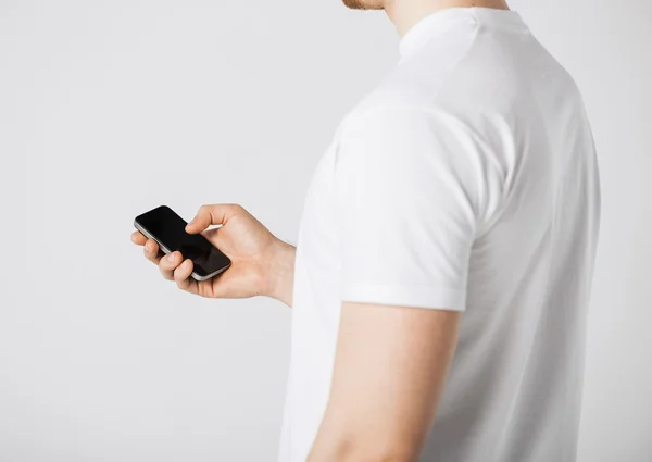 Uomo con smartphone digitare qualcosa — Foto Stock