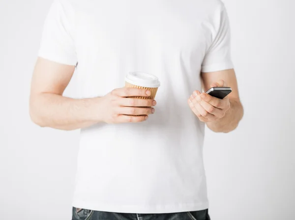 Man med smartphone och kaffe — Stockfoto