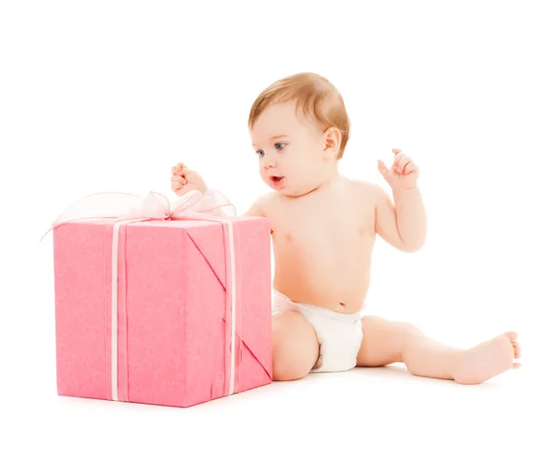 Happy child with gift box — Stock Photo, Image