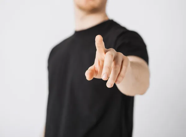 Hombre señalándote con el dedo —  Fotos de Stock