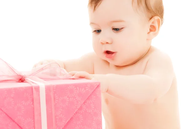 Счастливый ребенок с подарочной коробкой — стоковое фото
