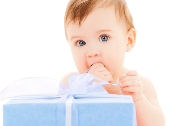 Niño feliz con caja de regalo — Foto de Stock