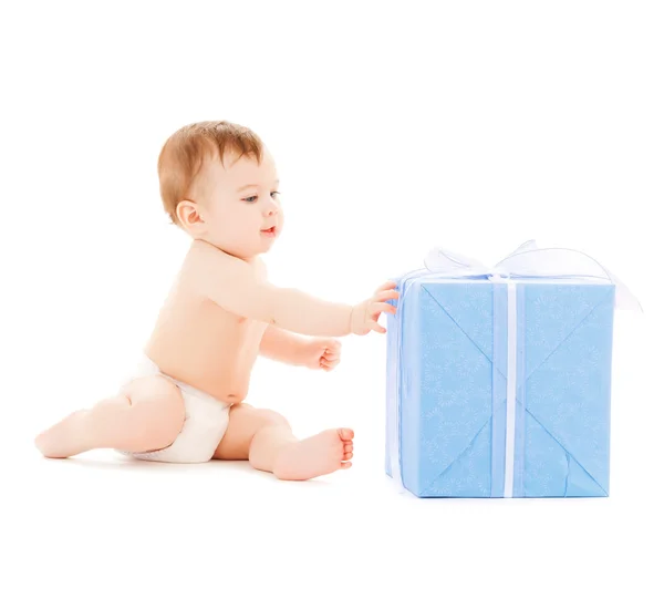 Enfant heureux avec boîte cadeau — Photo