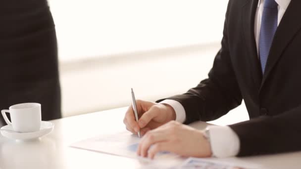 Hombre de traje y corbata firmando un contrato — Vídeo de stock