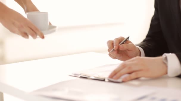 Hombre tomando un descanso para tomar café mientras firma un contrato — Vídeos de Stock