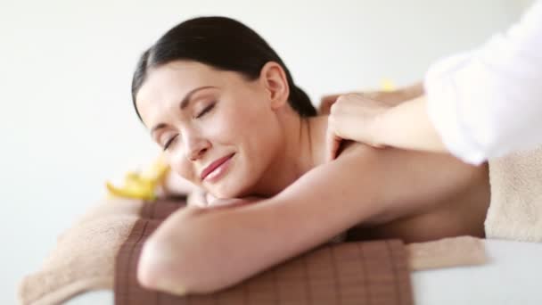 Filmagem da mulher feliz relaxando no salão de spa — Vídeo de Stock