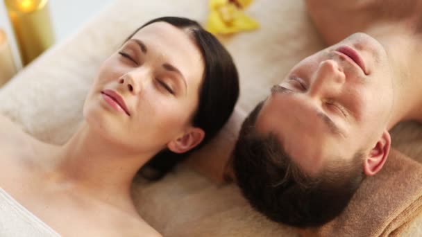 Filmati di coppia felice relax nel salone spa — Video Stock