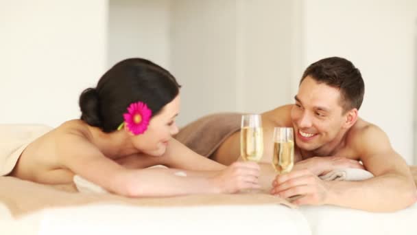Záběry šťastnému páru relaxaci ve wellness salonu — Stock video