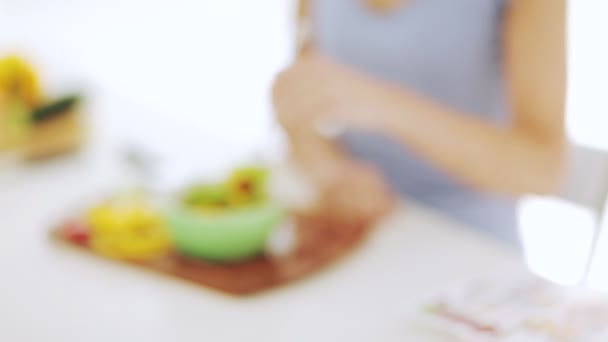 Felvétel a háziasszony a konyhában mutatja saláta — Stock videók